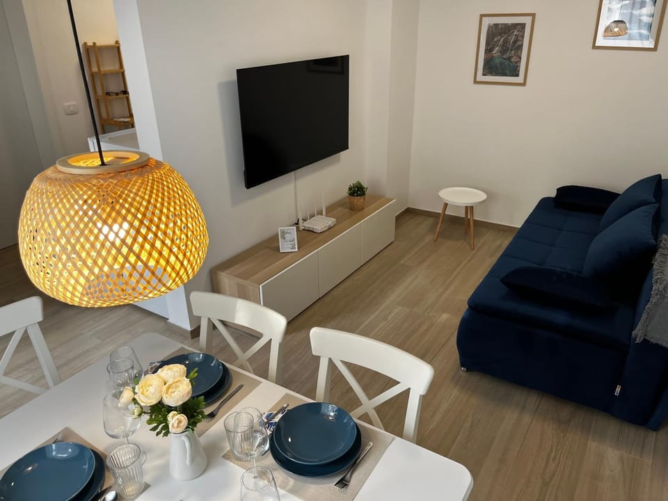 Communal lounge/ TV room, TV and multimedia, Living room, Seating area, Dining area, Evening entertainment