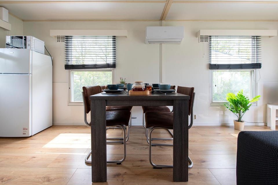 Kitchen or kitchenette, Dining area, air conditioner
