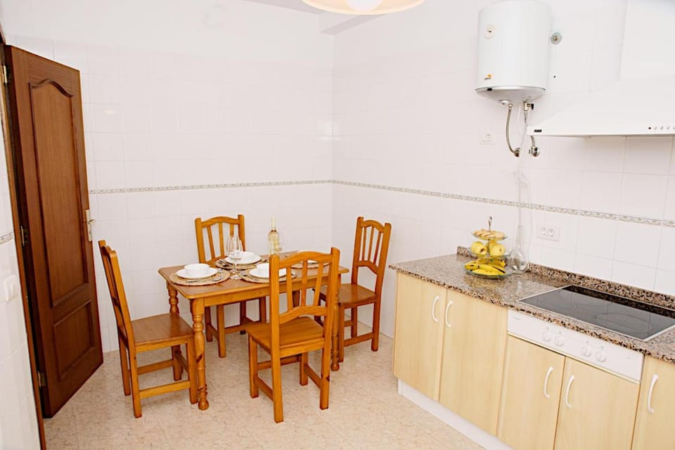 Kitchen or kitchenette, Dining area, stove