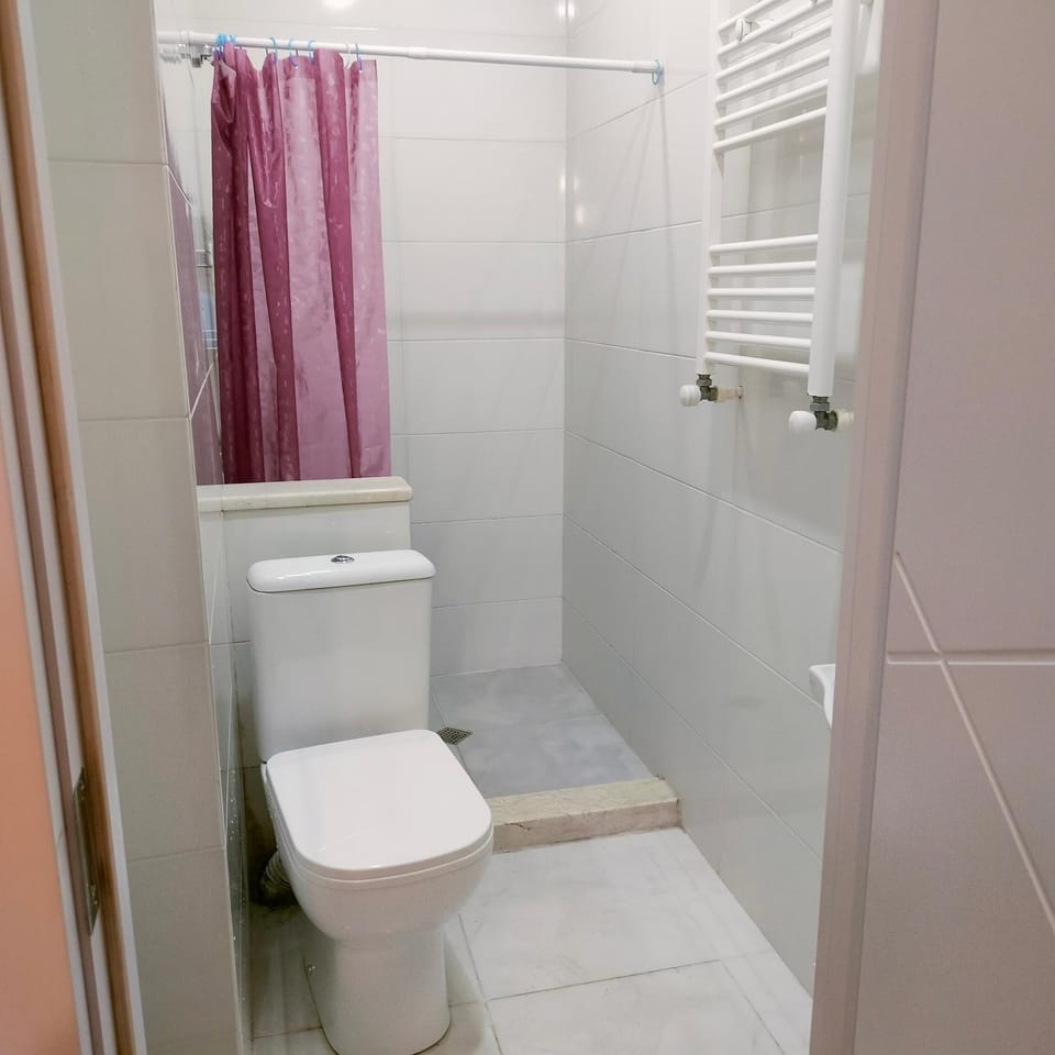 Shower, Toilet