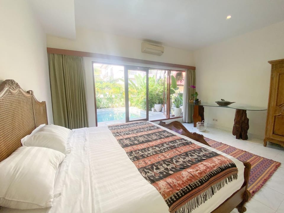 Bed, Photo of the whole room, Bedroom, air conditioner