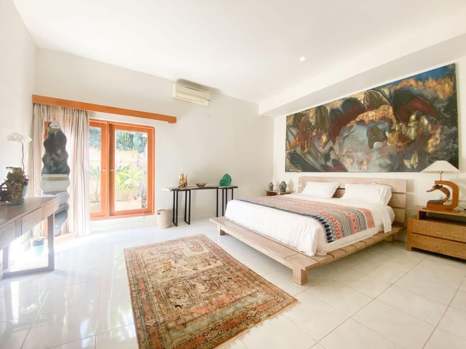 Photo of the whole room, Bedroom