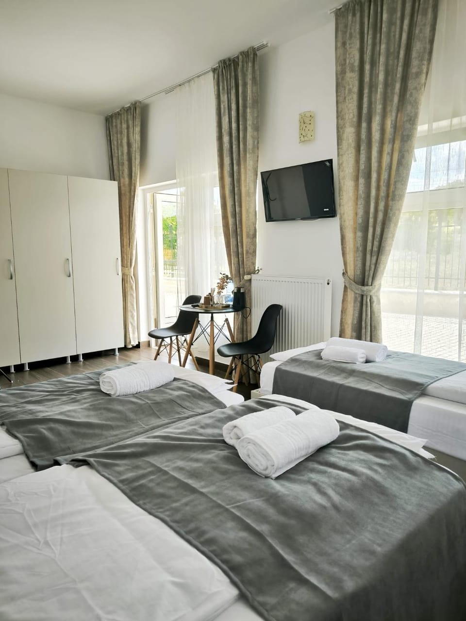 Bed, TV and multimedia, Photo of the whole room, Bedroom, towels, wardrobe