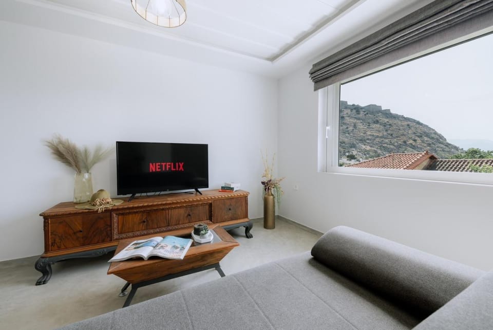 TV and multimedia, View (from property/room), View (from property/room), Seating area, City view, City view, Landmark view, Mountain view