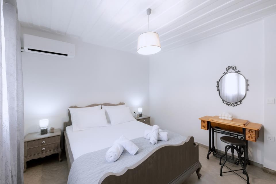 Bed, Photo of the whole room, Bedroom, towels, air conditioner