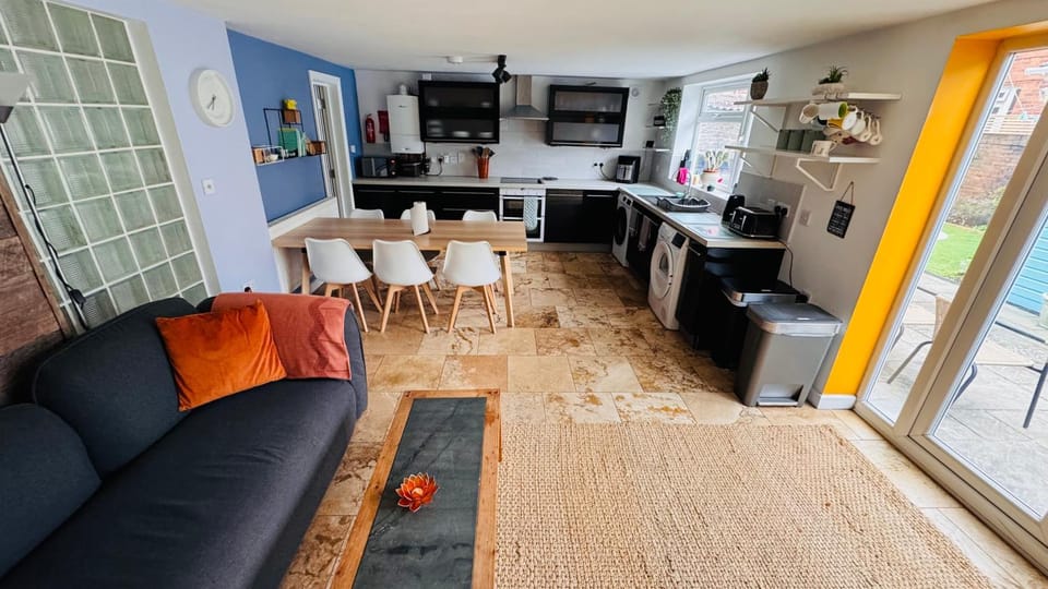 Kitchen or kitchenette, Living room, Seating area, Dining area, oven, pet friendly, stove