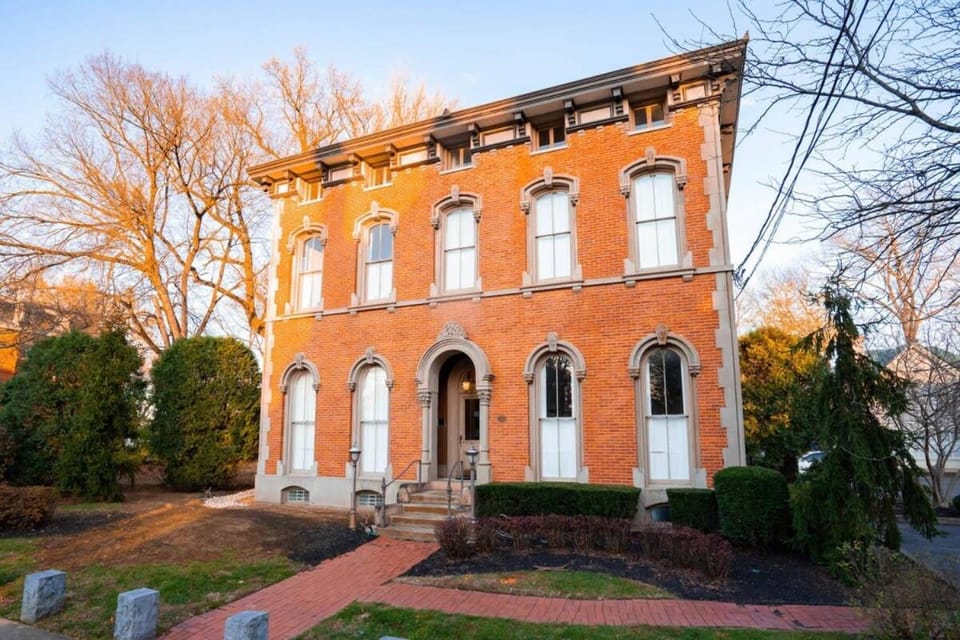 Walk to Stadiums & Downtown, Jet Tub, Historic Apt Apartment in Licking Riverside