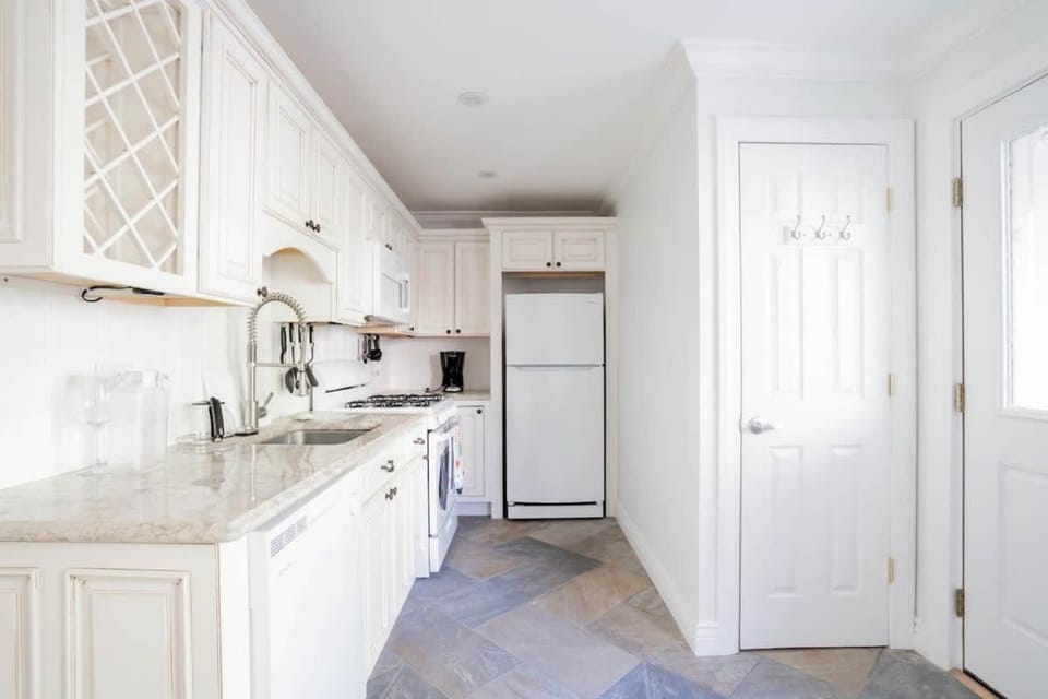 Walk to Stadiums & Downtown, Jet Tub, Historic Apt Apartment in Licking Riverside