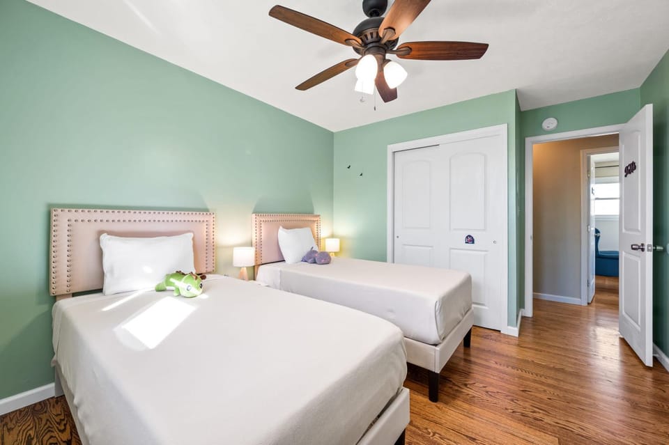 6 Min to Ark, Free Covered Parking, Deck and Grill House in Williamstown