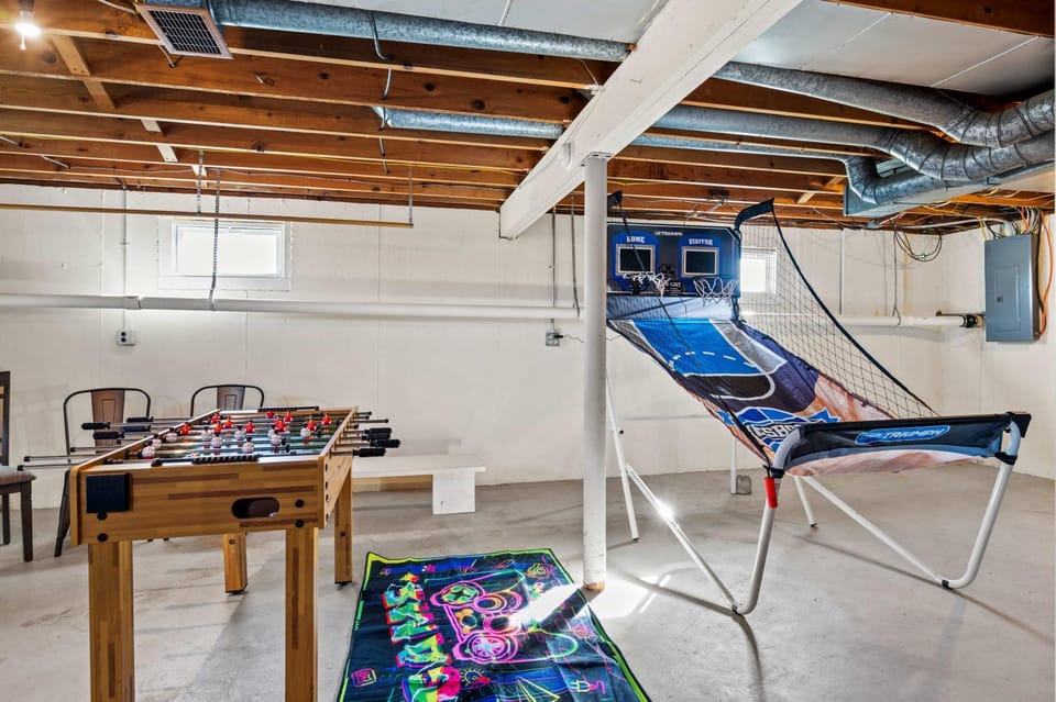 6 Min to Ark, Free Covered Parking, Deck and Grill House in Williamstown