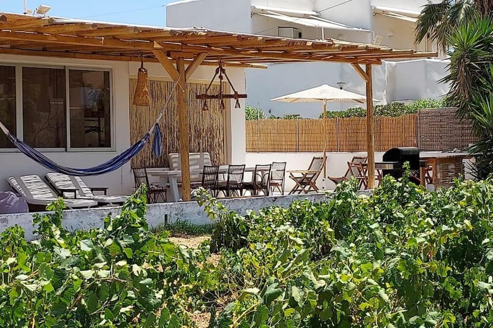 Property building, Patio, Garden, Balcony/Terrace, Seating area, Dining area, Garden view