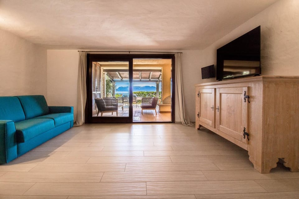 Patio, Living room