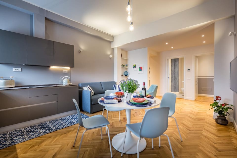 Kitchen or kitchenette, Dining area