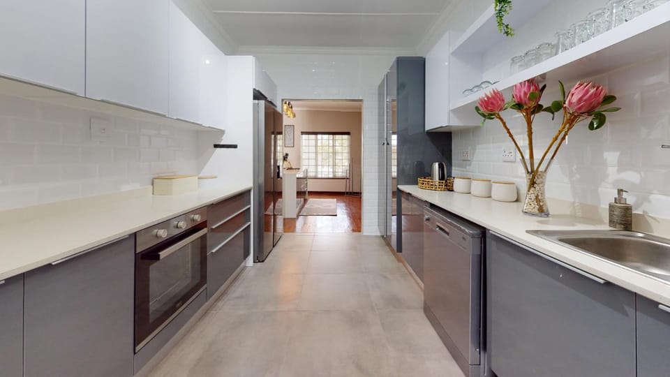 Kitchen or kitchenette, dishwasher