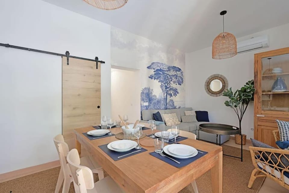 Living room, Seating area, Dining area, air conditioner