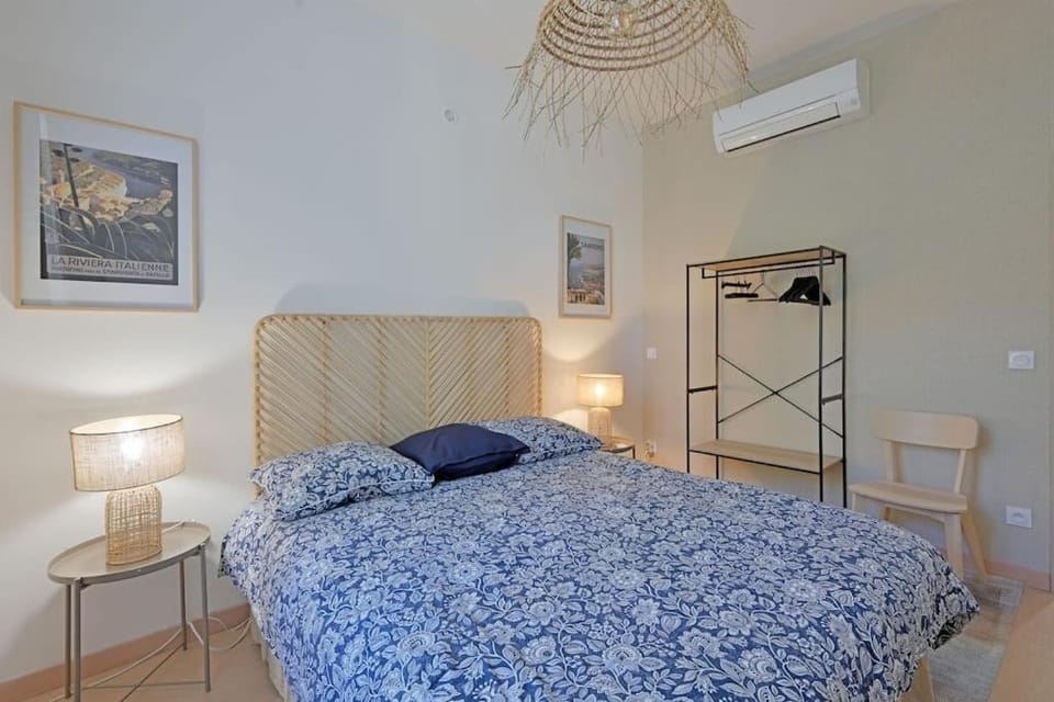 Bed, Photo of the whole room, Bedroom, air conditioner