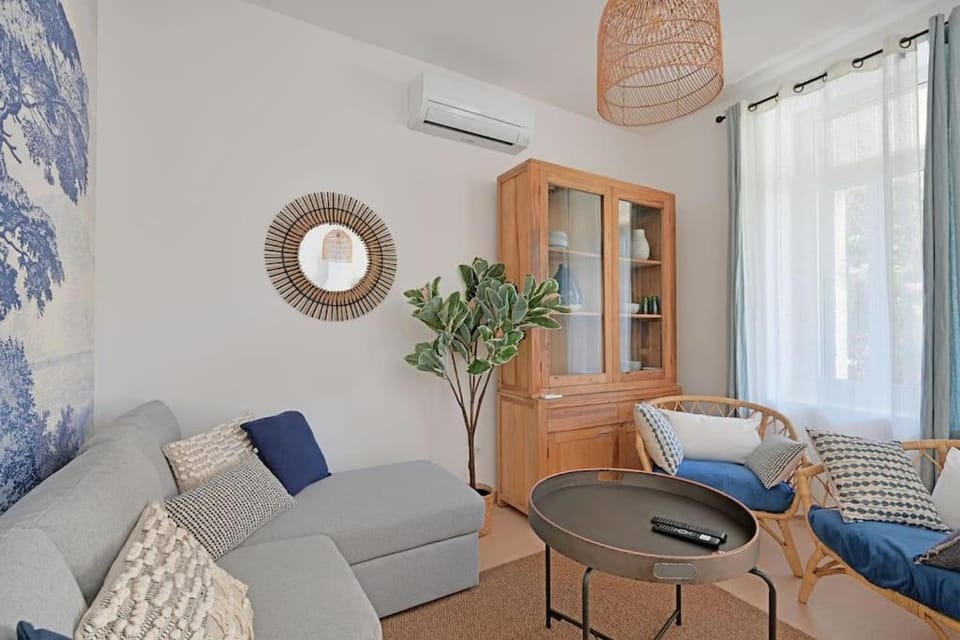 Living room, Seating area, air conditioner