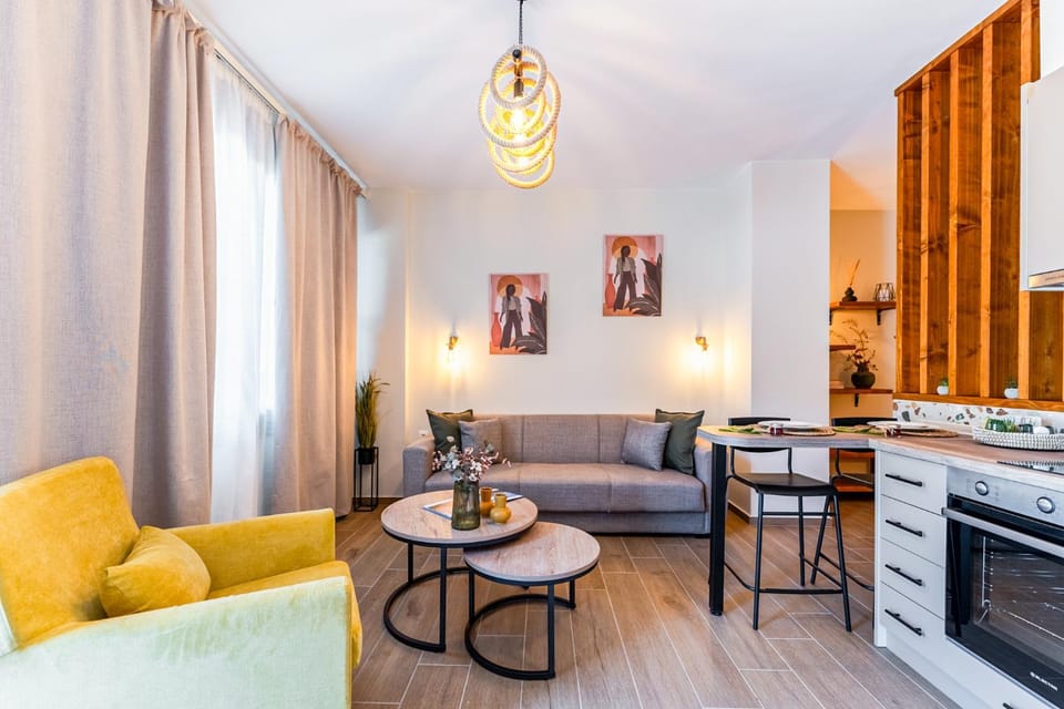 Living room, Seating area, Dining area, oven