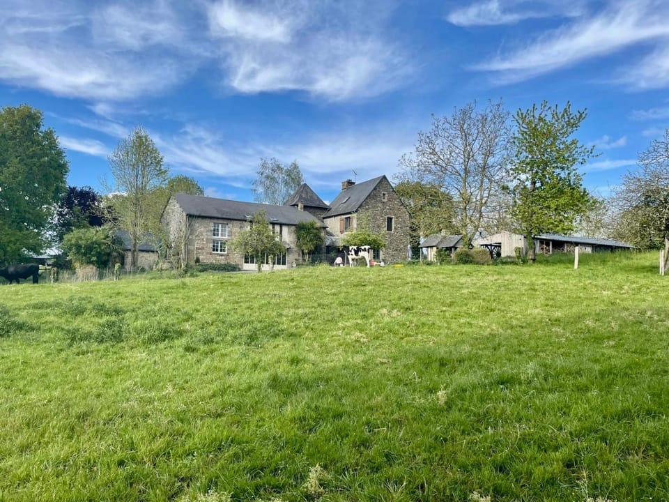 Manoir de charme, grand jardin fleuri, 9 pers, Baie du Mont-Saint-Michel House in Normandy