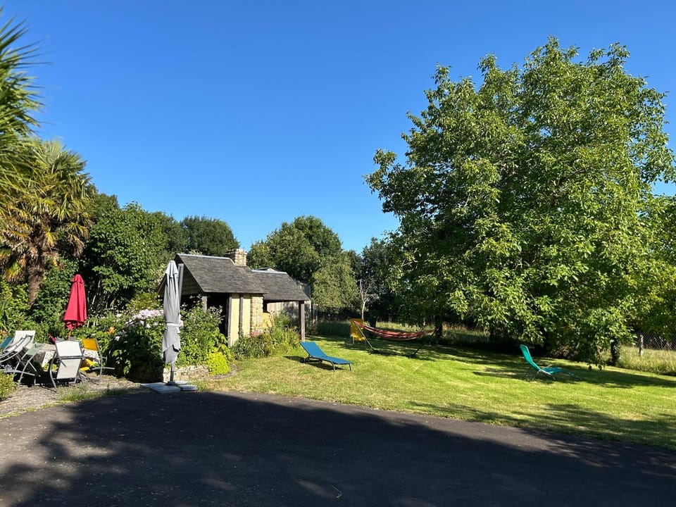 Manoir de charme, grand jardin fleuri, 9 pers, Baie du Mont-Saint-Michel House in Normandy