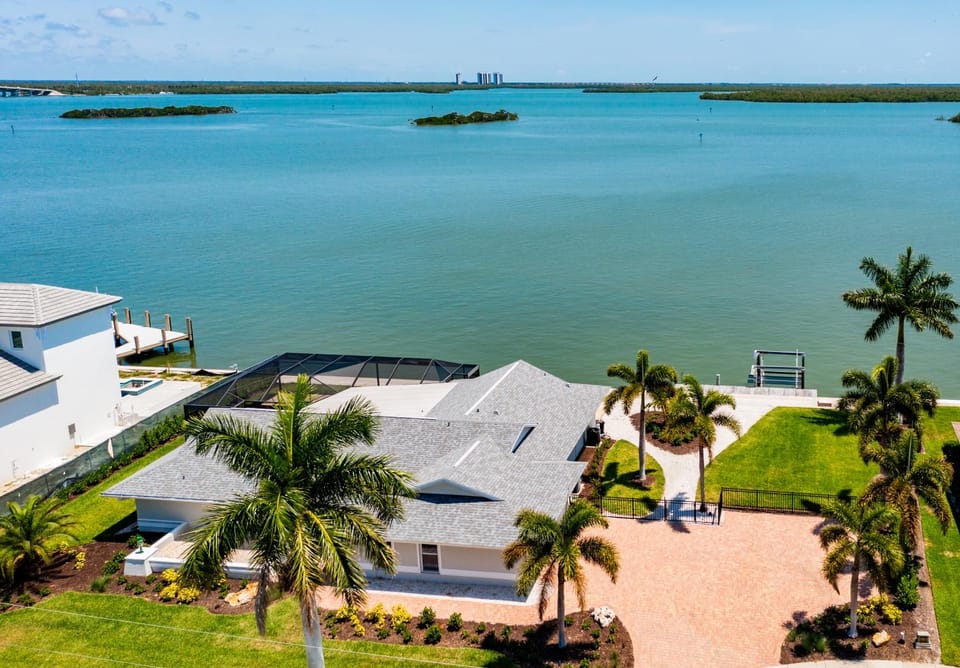 Waterfront 3/3 Home with Panoramic Bay Views House in Marco Island
