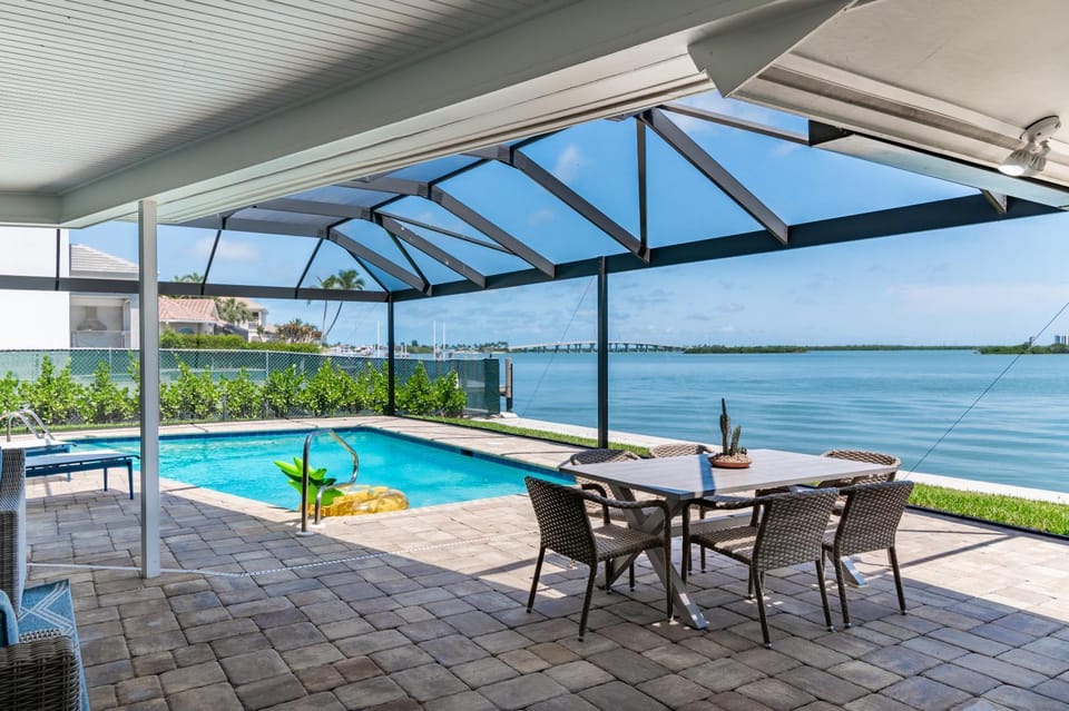 Waterfront 3/3 Home with Panoramic Bay Views House in Marco Island