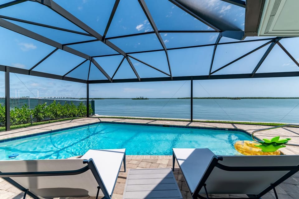 Waterfront 3/3 Home with Panoramic Bay Views House in Marco Island
