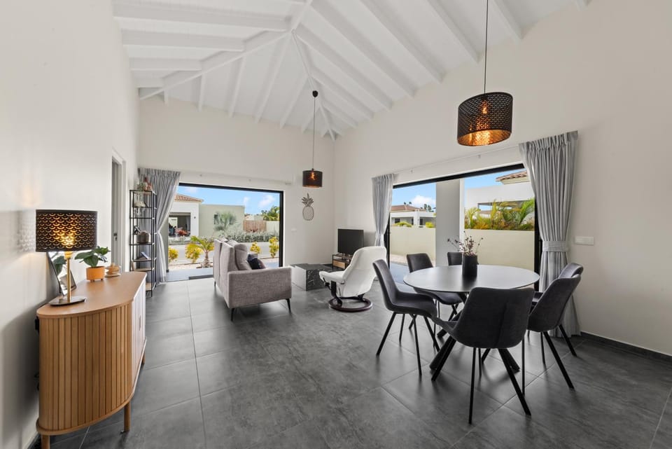 Villa Cuarenta-Y-Tres, Mambo Beach, Jacuzzi Apartment in Willemstad