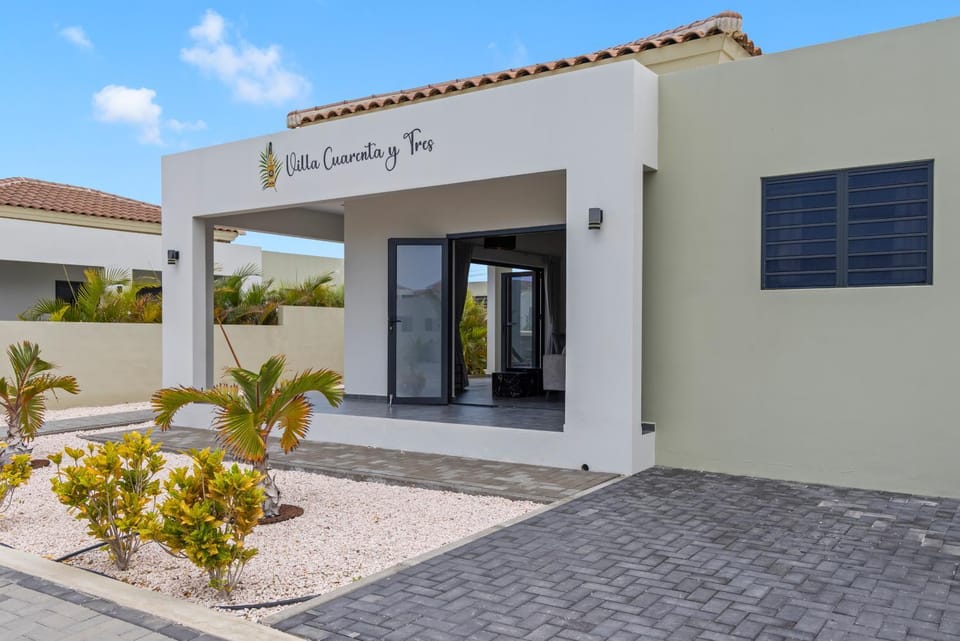 Villa Cuarenta-Y-Tres, Mambo Beach, Jacuzzi Apartment in Willemstad