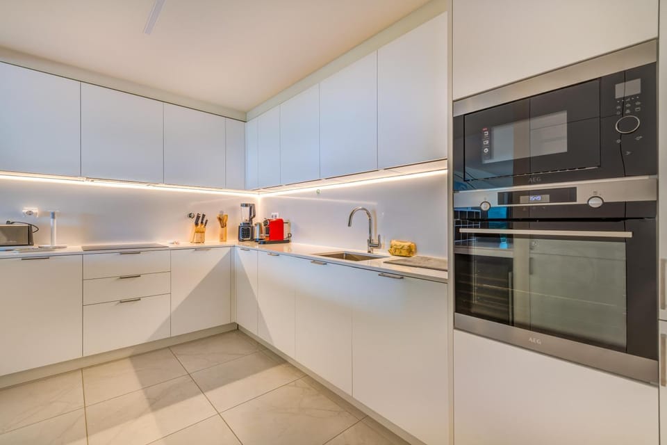 Coffee/tea facilities, Kitchen or kitchenette, dishwasher, oven, stove, toaster