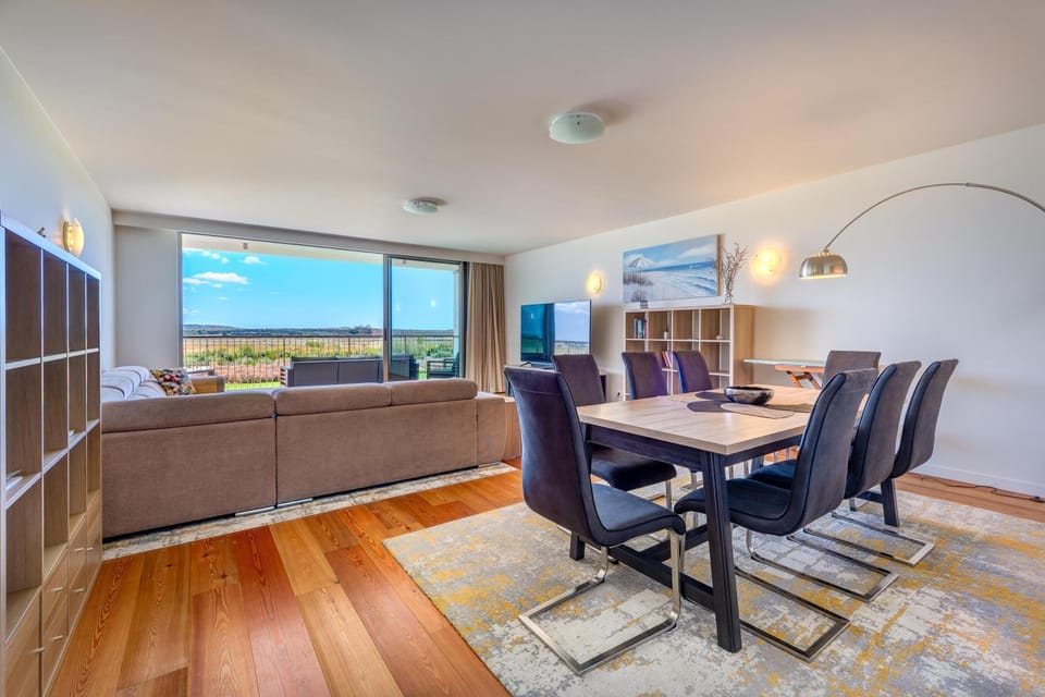 TV and multimedia, Living room, Seating area, Dining area
