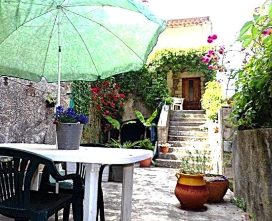 Property building, Patio, Dining area