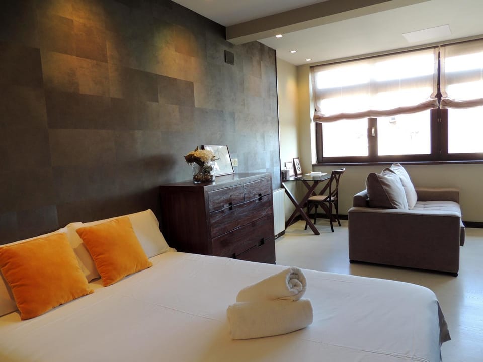 Living room, Photo of the whole room, Seating area, Bedroom