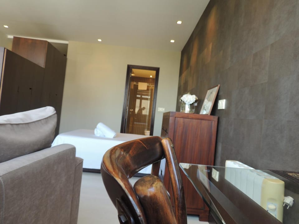 Photo of the whole room, Seating area, Bedroom