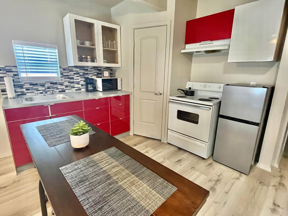 Kitchen or kitchenette, oven