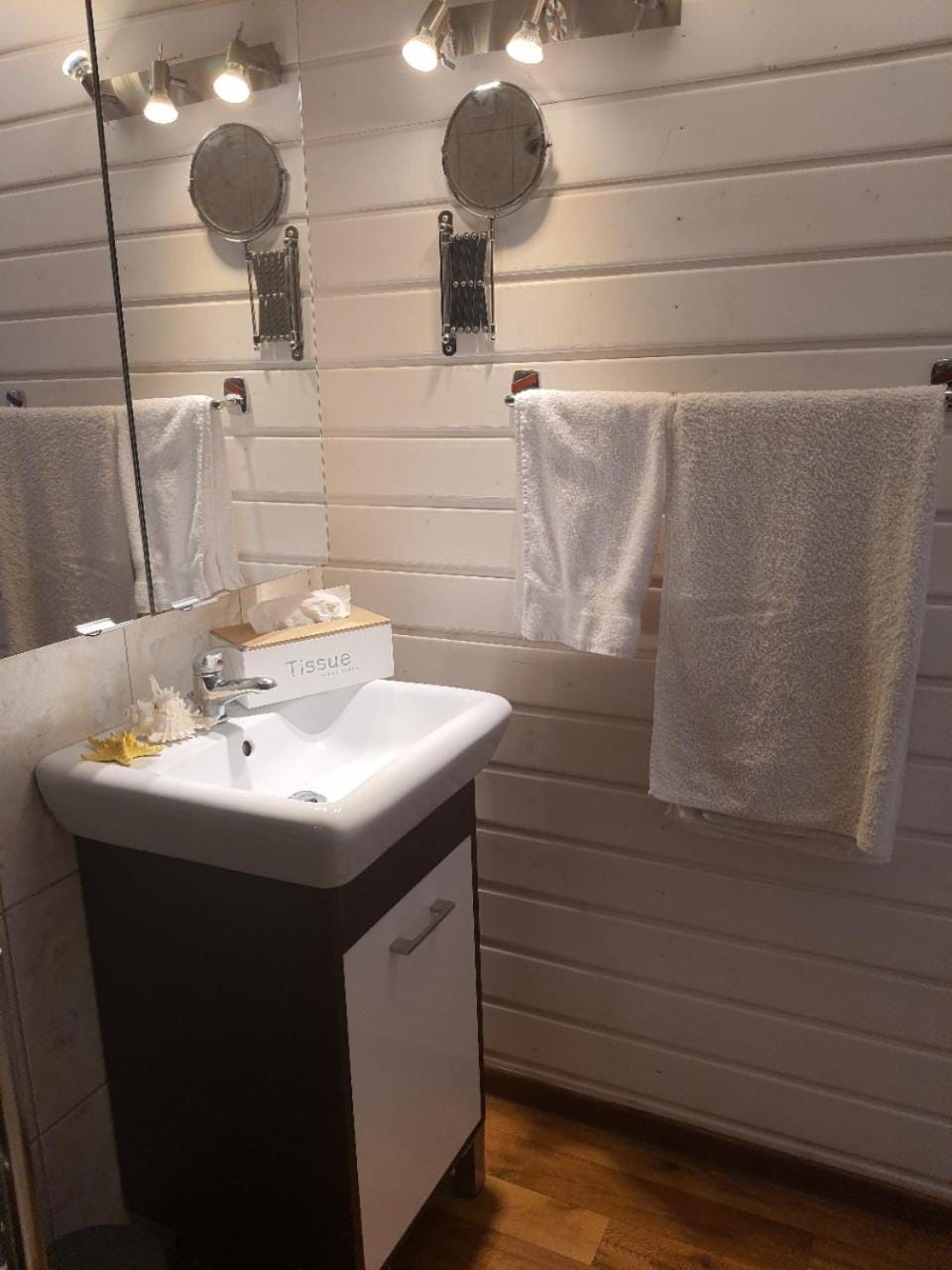 Bathroom, towels