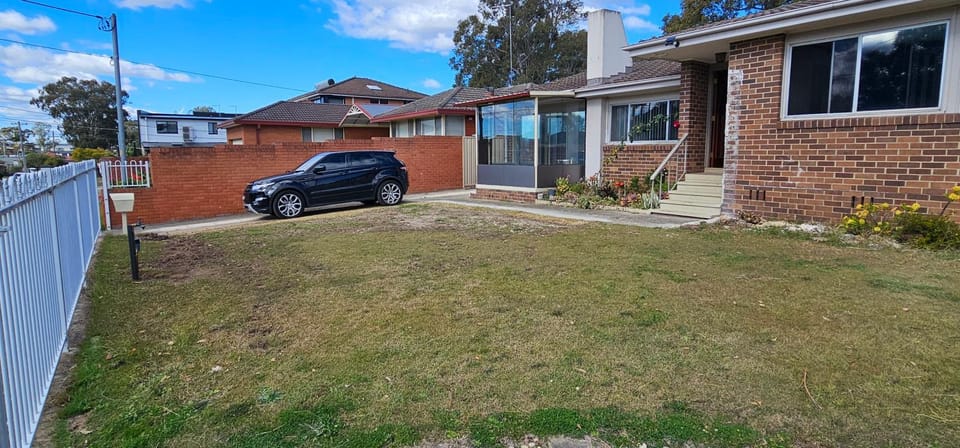 Property building, Neighbourhood, Garden, Street view, Parking