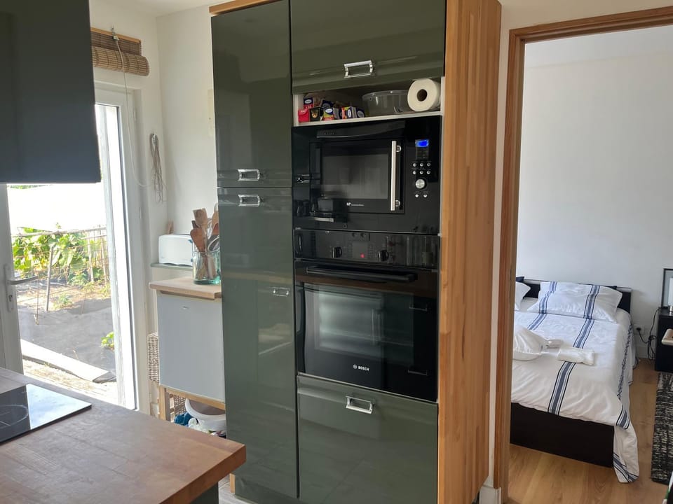 Kitchen or kitchenette, oven