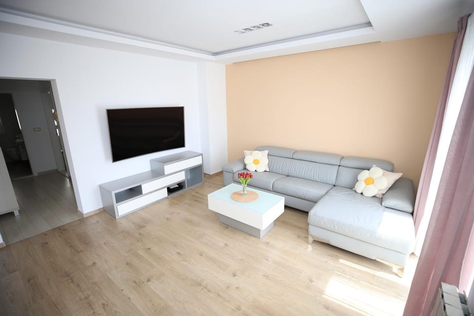 Communal lounge/ TV room, TV and multimedia, Living room, Seating area, air conditioner