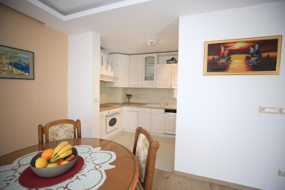 Kitchen or kitchenette, Food and drinks, Seating area, Dining area, Food, oven, stove