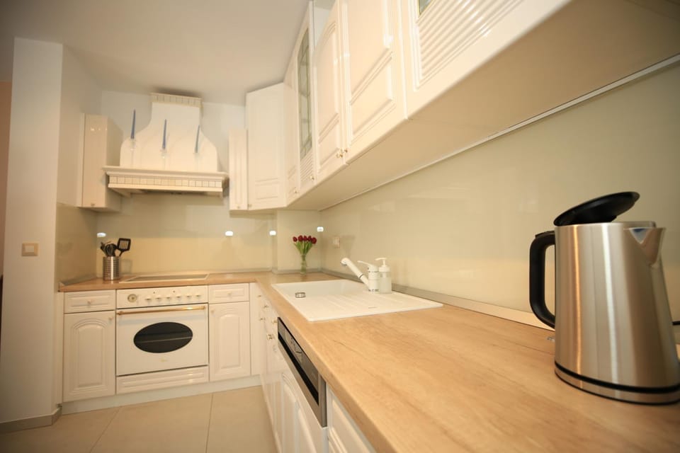 Coffee/tea facilities, Kitchen or kitchenette, dishwasher, microwave, oven, stove