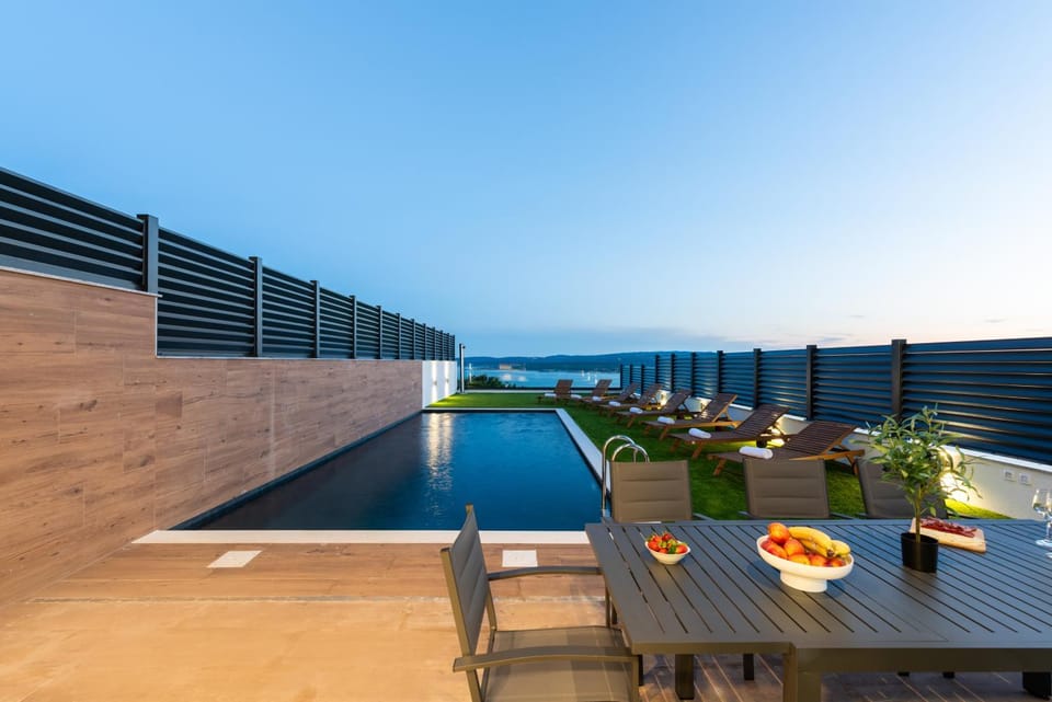 Patio, View (from property/room), Balcony/Terrace, Pool view, Sea view, Swimming pool, sunbed