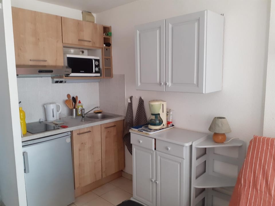 Coffee/tea facilities, Kitchen or kitchenette, stove, toaster