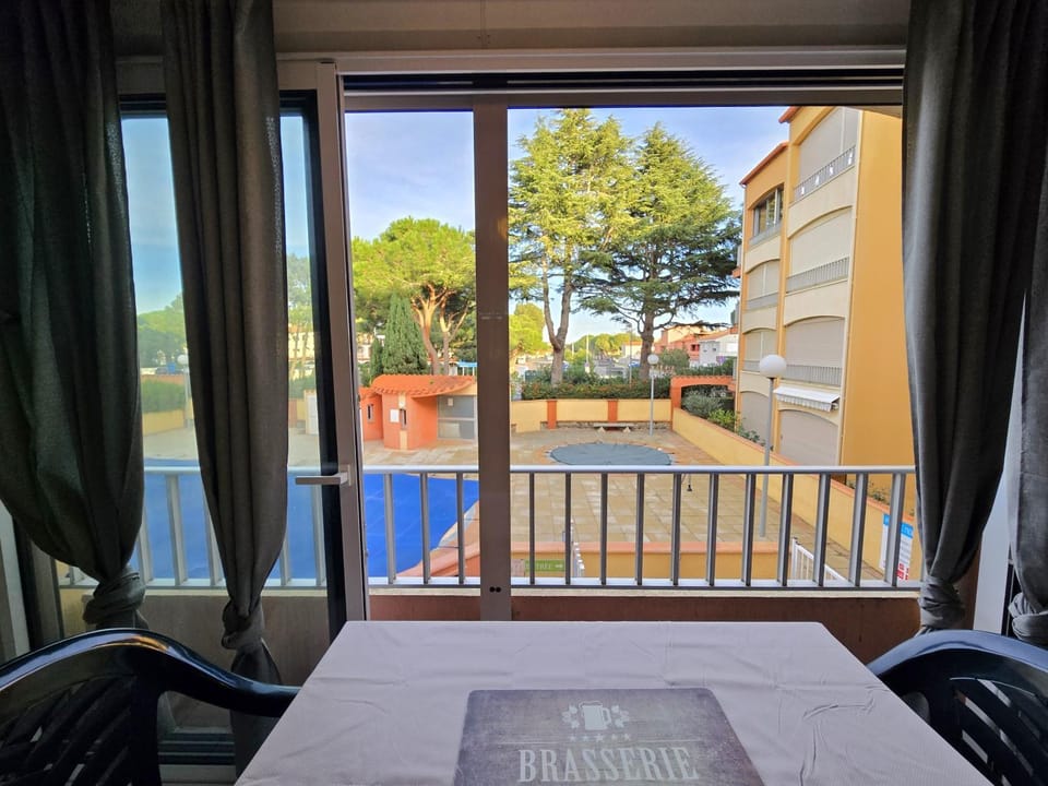 Patio, View (from property/room), Balcony/Terrace, Dining area, Pool view, Swimming pool, Parking