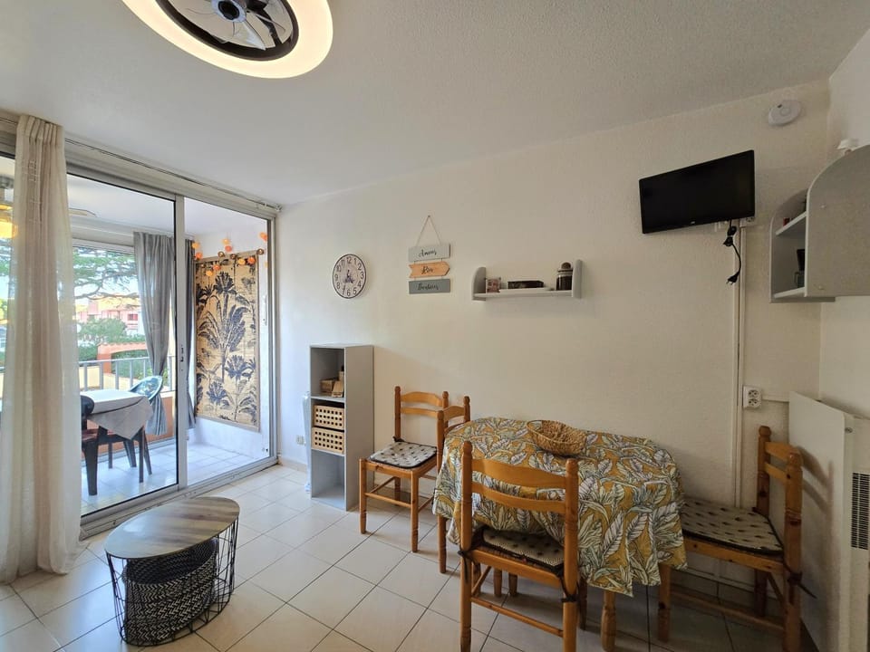 TV and multimedia, Living room, Seating area, Dining area