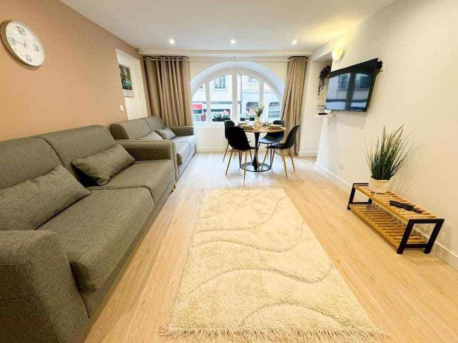 Bed, TV and multimedia, Living room