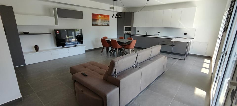 Kitchen or kitchenette, Living room, Seating area, Dining area