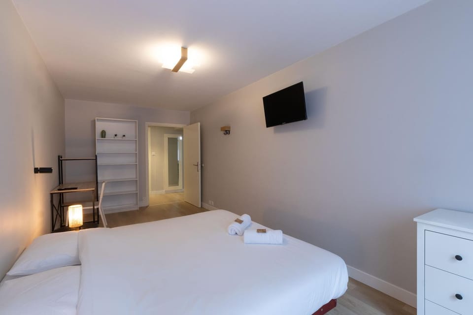 Photo of the whole room, Bedroom