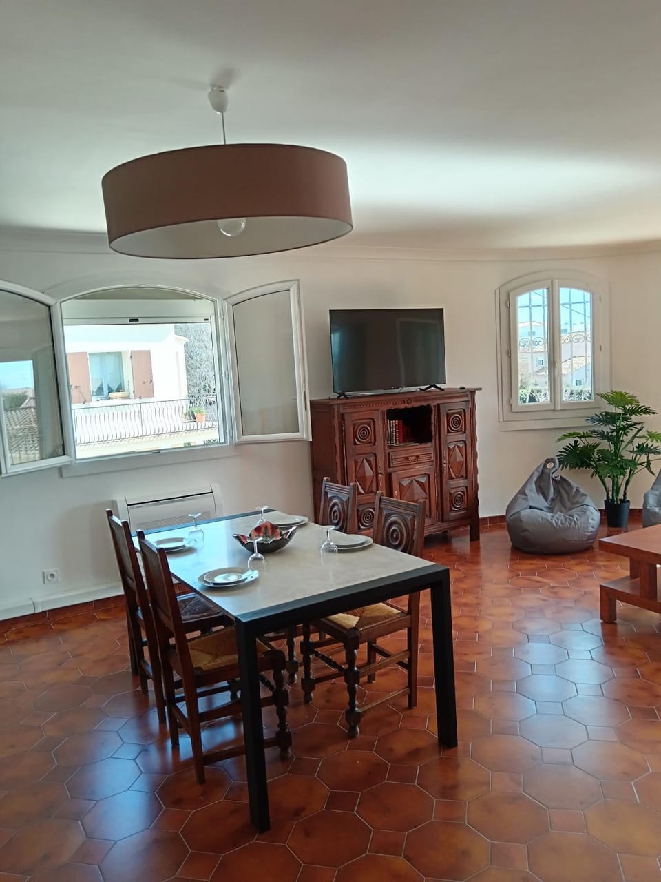 TV and multimedia, Living room, Seating area, Dining area