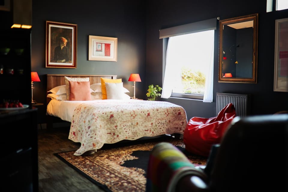 Bed, Living room, Photo of the whole room, Seating area, Bedroom